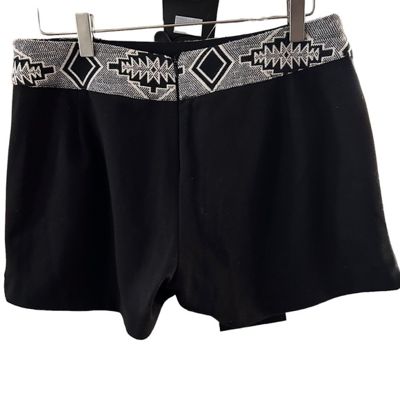 Graphic Skort - Aztec Pattern by Rinascimento - Picture 4 of 9